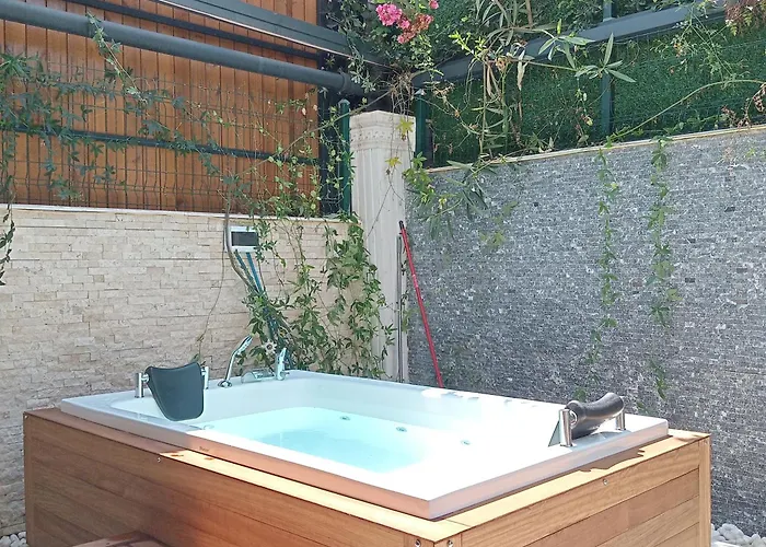 Metropolitan Art Apartment